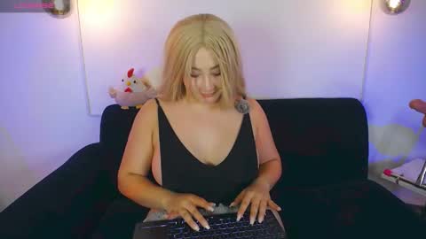 Snapshot of annays_love chatting on 05.08.26 dani online show from 05.08.26