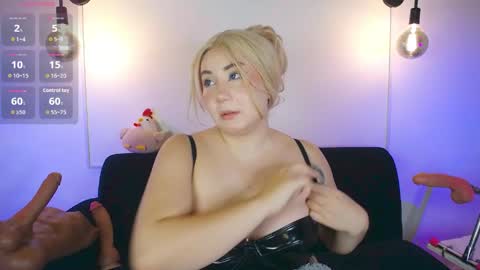 Snapshot of annays_love chatting on 05.16.26 dani online show from 05.16.26