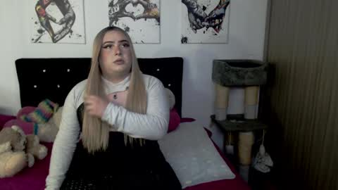 Snapshot of annevanhelsing chatting on 05.02.26 Anne VanHelsing online show from 05.02.26