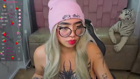 Snapshot of anni_acker_b chatting on 11.26.25 Anni acker b online show from 11.26.25