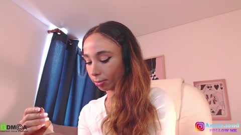 Snapshot of annie_es chatting on 12.30.24 Annie online show from 12.30.24