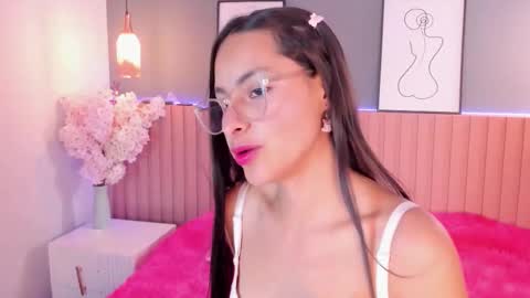 Snapshot of annie_lought chatting on 09.16.25 online show from 09.16.25