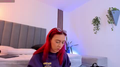 Snapshot of anniemartinezz chatting on 11.23.25 Annie online show from 11.23.25