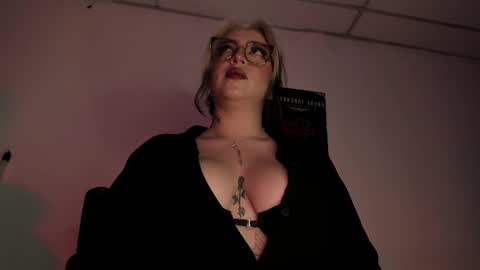 Snapshot of annikamerliahh_ chatting on 10.31.25 Annika online show from 10.31.25