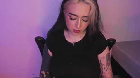 Snapshot of annikamerliahh_ chatting on 11.13.25 Annika online show from 11.13.25