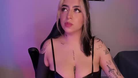 Snapshot of annikamerliahh_ chatting on 11.18.25 Annika online show from 11.18.25