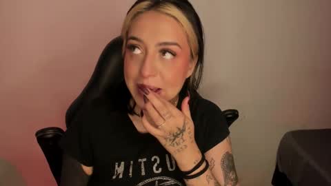 Snapshot of annikamerliahh_ chatting on 11.28.25 Annika online show from 11.28.25