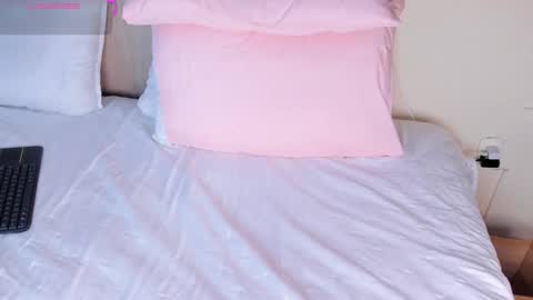 Snapshot of annye01 chatting on 10.31.25 A N N Y E online show from 10.31.25