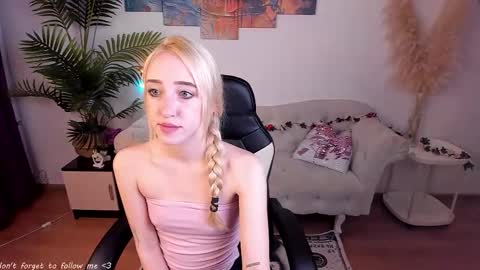 Snapshot of anorababy chatting on 10.15.25 Anora online show from 10.15.25