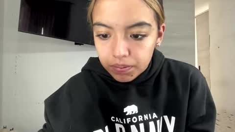 Snapshot of anotella_aa chatting on 04.15.26 anotella_aa online show from 04.15.26