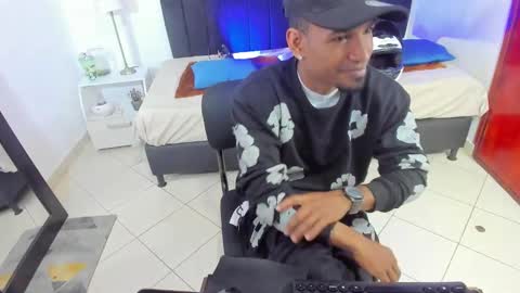 Snapshot of anthoy_wayans chatting on 02.13.25 online show from 02.13.25