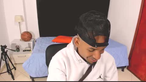 Snapshot of anthoy_wayans chatting on 10.11.25 online show from 10.11.25