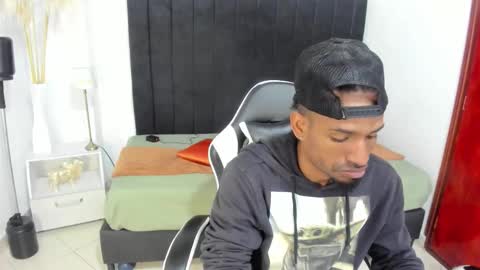 Snapshot of anthoy_wayans chatting on 11.12.25 online show from 11.12.25