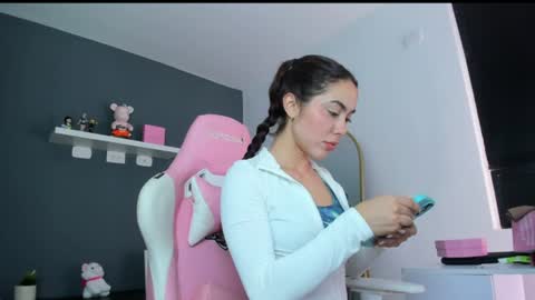 Snapshot of antonella_28_ chatting on 06.19.26 Antonella online show from 06.19.26