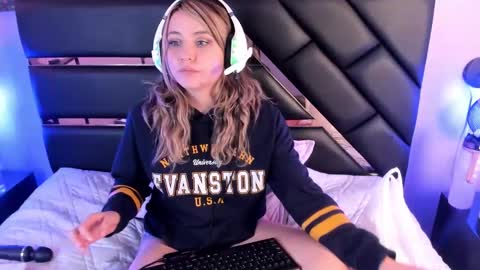 My name is Andrea  thumb up me please its important online show from 12.17.24