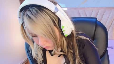 Snapshot of antonellalove_ chatting on 02.20.26 My name is Andrea thumb up me please its important online show from 02.20.26