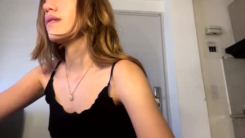 Snapshot of antonellarossii_ chatting on 01.22.25 Antonella online show from 01.22.25