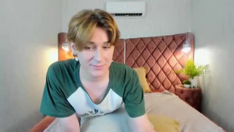 Snapshot of antonylewis chatting on 11.12.25 YummyTony online show from 11.12.25