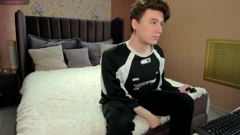 Snapshot of antonylewis chatting on 04.16.26 YummyTony online show from 04.16.26