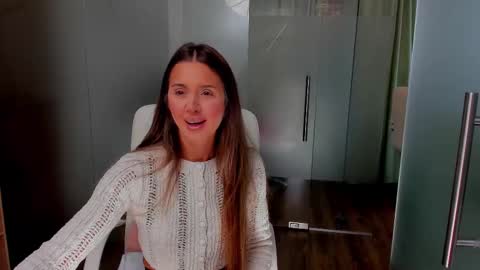 Snapshot of anyarayne chatting on 02.10.25 Anya online show from 02.10.25