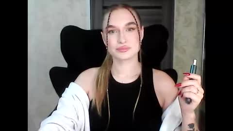 Snapshot of anyasmack chatting on 12.04.25 AnyaSmack online show from 12.04.25