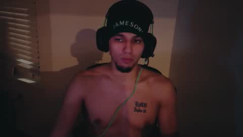 Snapshot of apachewithawebcam chatting on 11.04.25 ApacheWithWebcam online show from 11.04.25