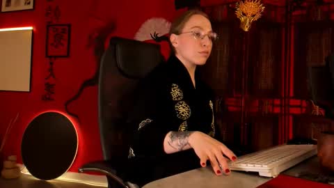 Snapshot of aphexqueen chatting on 01.18.26 APHEX QUEEN online show from 01.18.26