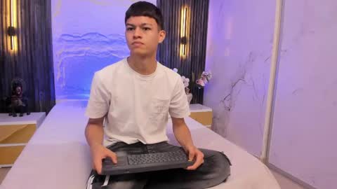 Snapshot of apolo_jonnes chatting on 04.16.26 online show from 04.16.26