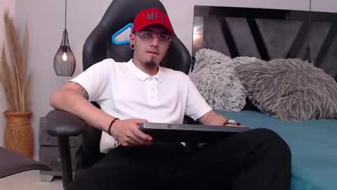 Snapshot of apolo_lopez chatting on 10.16.25 Apolo online show from 10.16.25