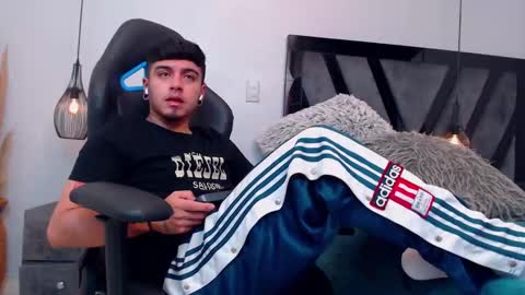 Snapshot of apolo_lopez chatting on 10.17.25 Apolo online show from 10.17.25