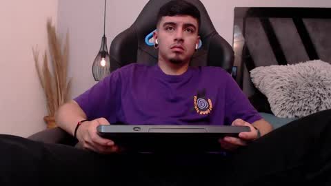 Snapshot of apolo_lopez chatting on 10.18.25 Apolo online show from 10.18.25