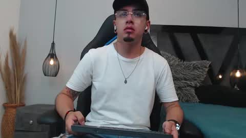 Snapshot of apolo_lopez chatting on 10.23.25 Apolo online show from 10.23.25