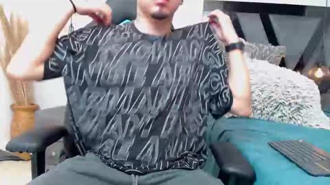 Snapshot of apolo_lopez chatting on 10.27.25 Apolo online show from 10.27.25