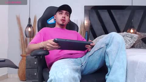 Snapshot of apolo_lopez chatting on 11.17.25 Apolo online show from 11.17.25