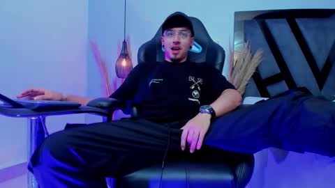 Snapshot of apolo_lopez chatting on 11.25.25 Apolo online show from 11.25.25