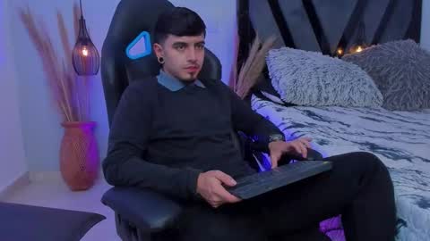 Snapshot of apolo_lopez chatting on 11.29.25 Apolo online show from 11.29.25