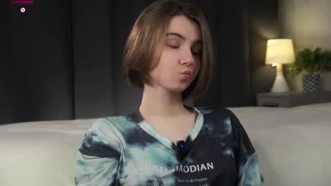 Snapshot of approche_toi_petite chatting on 02.18.26 Meghan online show from 02.18.26