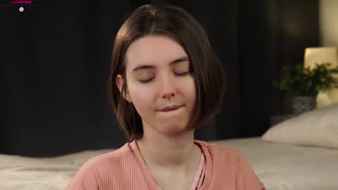 Snapshot of approche_toi_petite chatting on 03.04.26 Meghan online show from 03.04.26