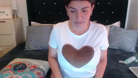 Snapshot of april_harrys chatting on 03.26.26 April online show from 03.26.26