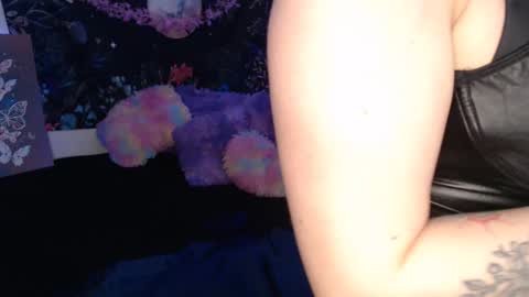 Snapshot of april_l6 chatting on 11.22.25 april_l6 online show from 11.22.25