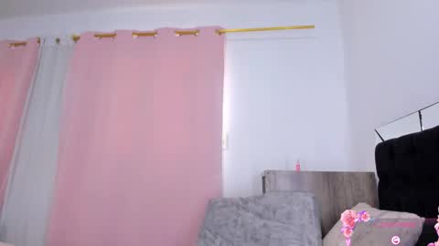 Snapshot of apriladamson_ chatting on 09.10.25 April online show from 09.10.25