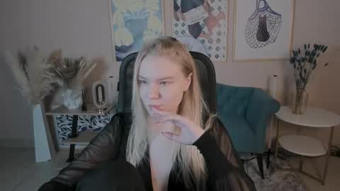 Snapshot of aprilserenity chatting on 09.23.25 April. All year round. online show from 09.23.25