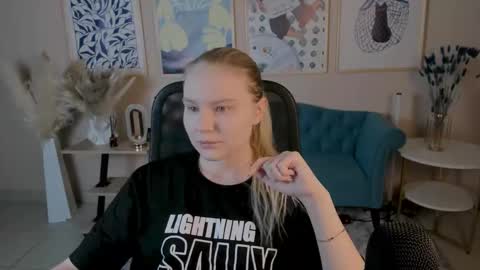 Snapshot of aprilserenity chatting on 10.01.25 April. All year round. online show from 10.01.25