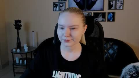 Snapshot of aprilserenity chatting on 10.09.25 April. All year round. online show from 10.09.25