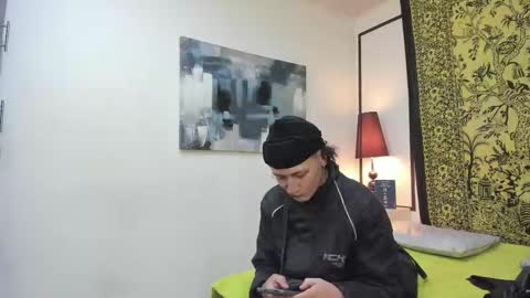 Snapshot of aria_and_orien chatting on 11.04.25 aria y orien online show from 11.04.25