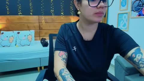Snapshot of aria_bloomer chatting on 04.26.26 Ari online show from 04.26.26