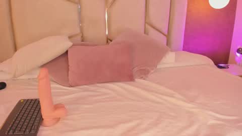 Snapshot of aria_moont chatting on 11.24.25 I OOT online show from 11.24.25