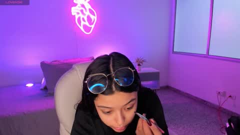 Snapshot of ariana_pierce chatting on 11.15.25 Ariana online show from 11.15.25