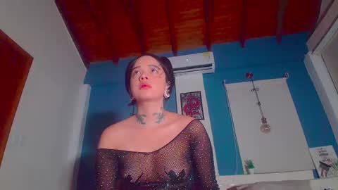 Snapshot of ariana_whitee chatting on 09.18.25 ariana_whitee online show from 09.18.25