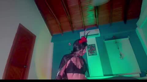 Snapshot of ariana_whitee chatting on 10.31.25 ariana_whitee online show from 10.31.25